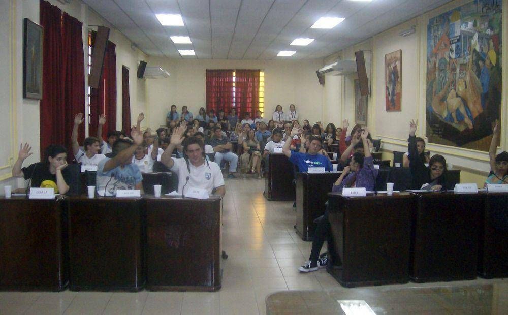  SE REALIZ� LA TERCERA  SESI�N DE  �PARLAMENTO JOVEN� 