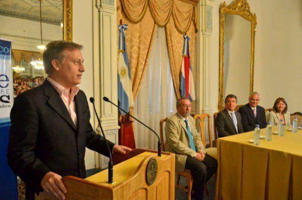 Avil�s firm� en Entre R�os un pacto de promoci�n tur�stica