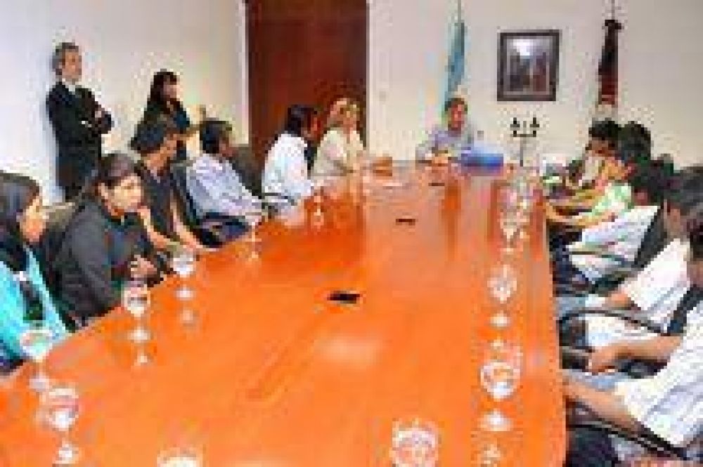 Miguel Isa recibi� a 14 alumnos de una escuela de Cachi