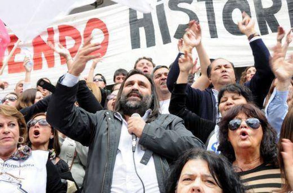 Concluy� el primer d�a de paro docente y hubo fuertes cruces