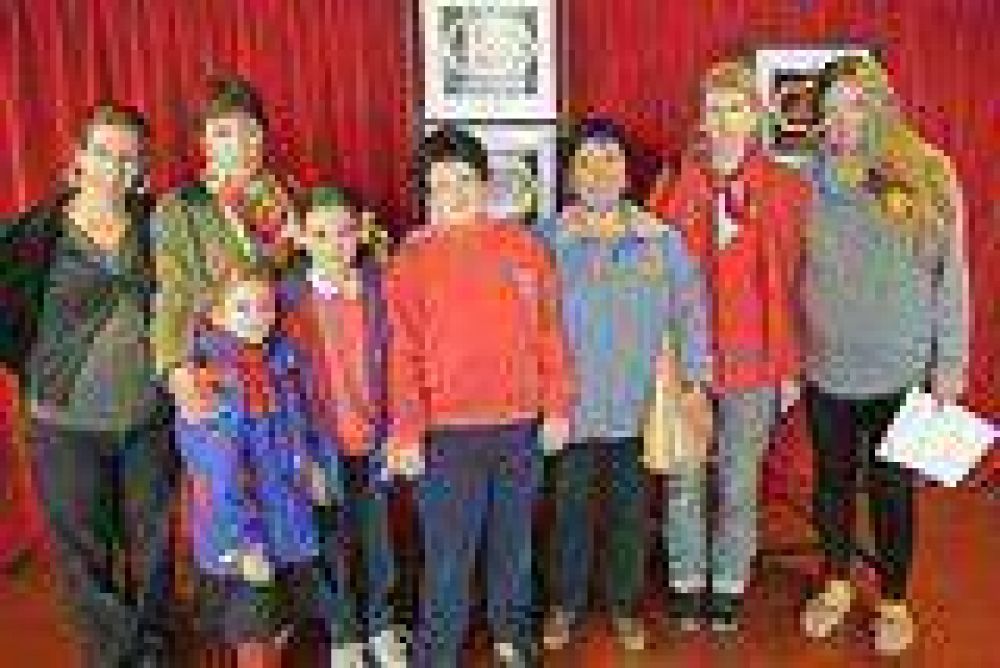 El Teatro La Baita y el Colegio Jean Piaget entregaron donaci�n al Grupo Encuentro 