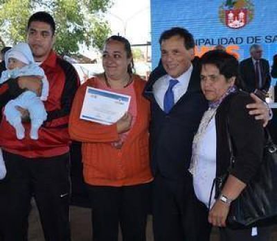 El intendente entreg� preadjudicaciones y anunci� viviendas para solteros