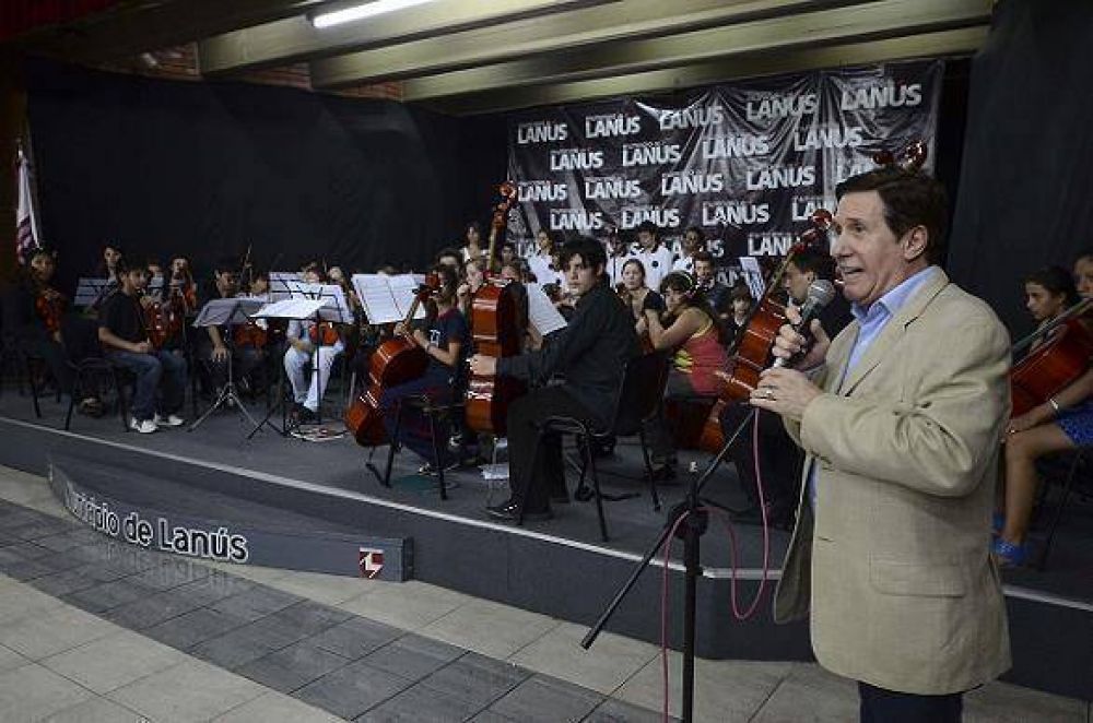 SE PRESENT� LA ORQUESTA-ESCUELA DE LAN�S EN EL AUDITORIO DEL PALACIO COMUNAL