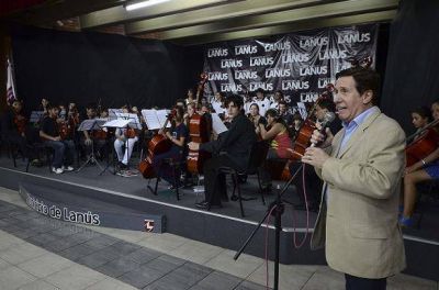 SE PRESENT� LA ORQUESTA-ESCUELA DE LAN�S EN EL AUDITORIO DEL PALACIO COMUNAL