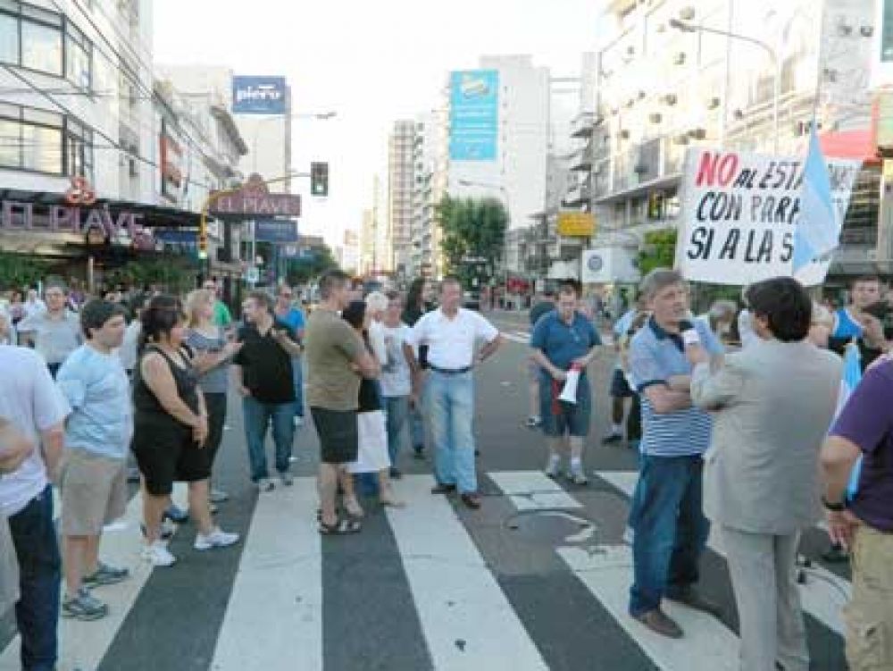 Comerciantes y �trapitos� protestaron contra el estacionamiento medido