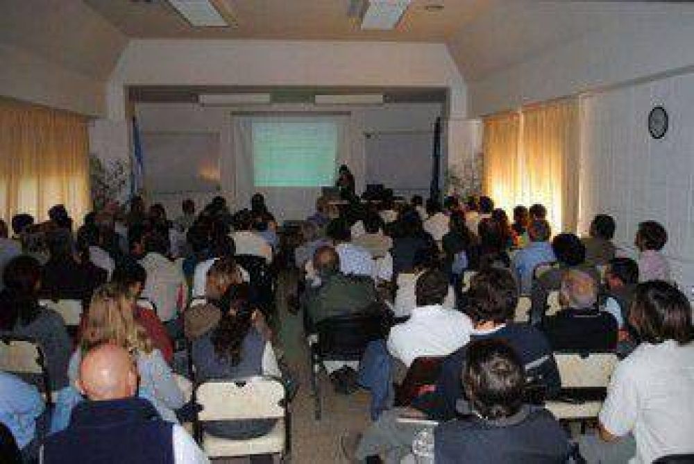 ''Adicciones'' en el Ciclo ''Charlas para padres y j�venes deportistas''