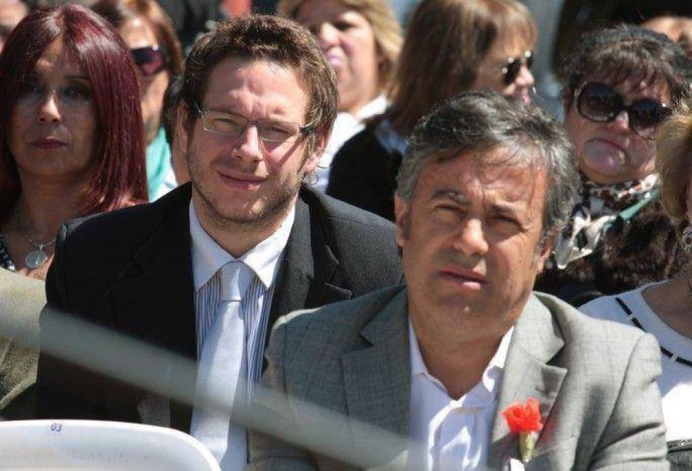 Hasta los j�venes se le paran enfrente a Cornejo por su no a la reforma de la Constituci�n 