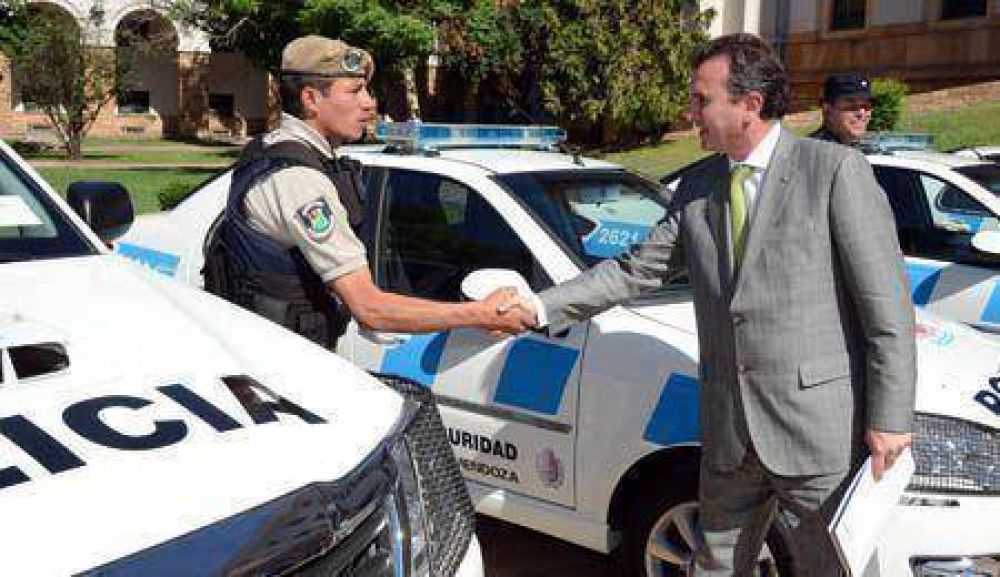 P�rez entreg� nuevos m�viles a la Polic�a de Mendoza  