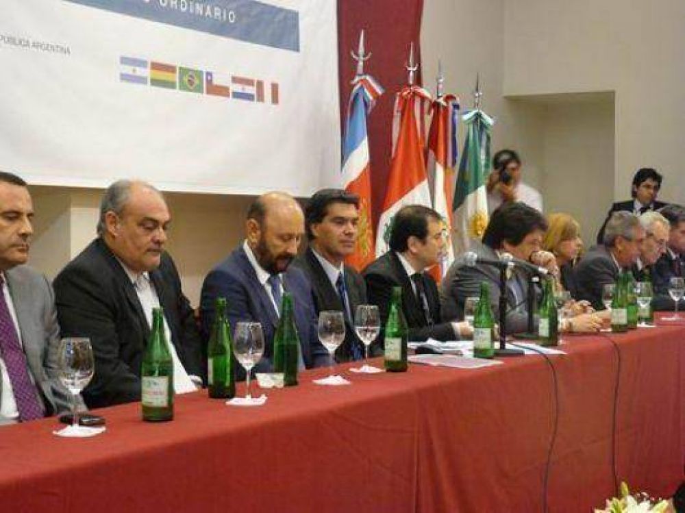 Colombi firm� un convenio que garantiza recursos para potenciar la Zicosur