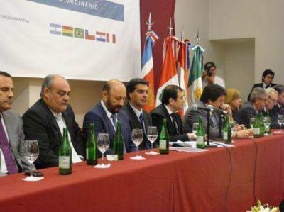 Colombi firm� un convenio que garantiza recursos para potenciar la Zicosur