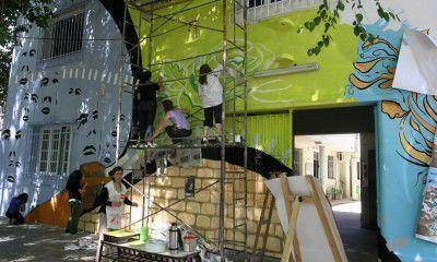 Un grupo de estudiantes pinta un mural para ayudar a difundir las carreras art�sticas 