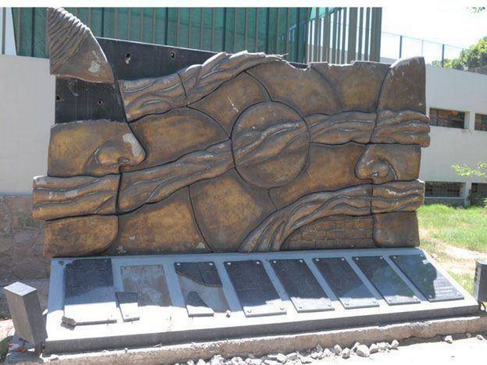 Organismos de derechos humanos repudiaron la destrucci�n del monumento a la Verdad y la Memoria 