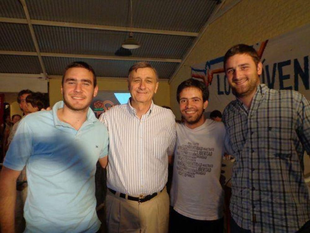 J�venes socialistas en el campamento en Arrecifes