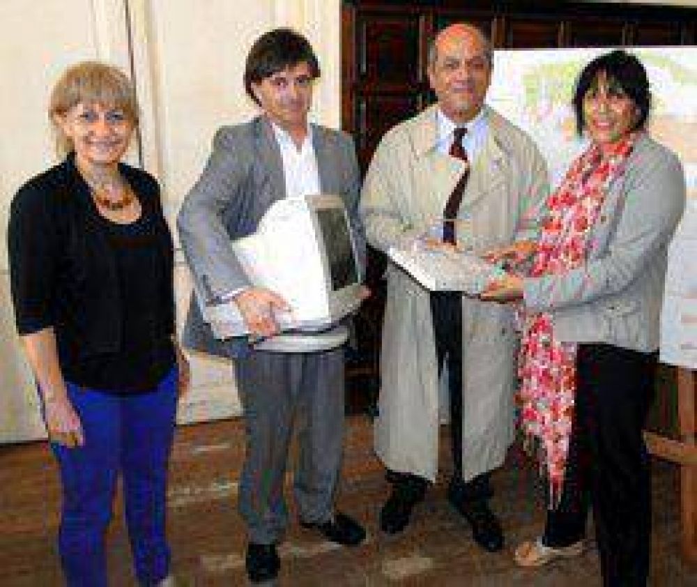 Donaron computadoras por el PRE