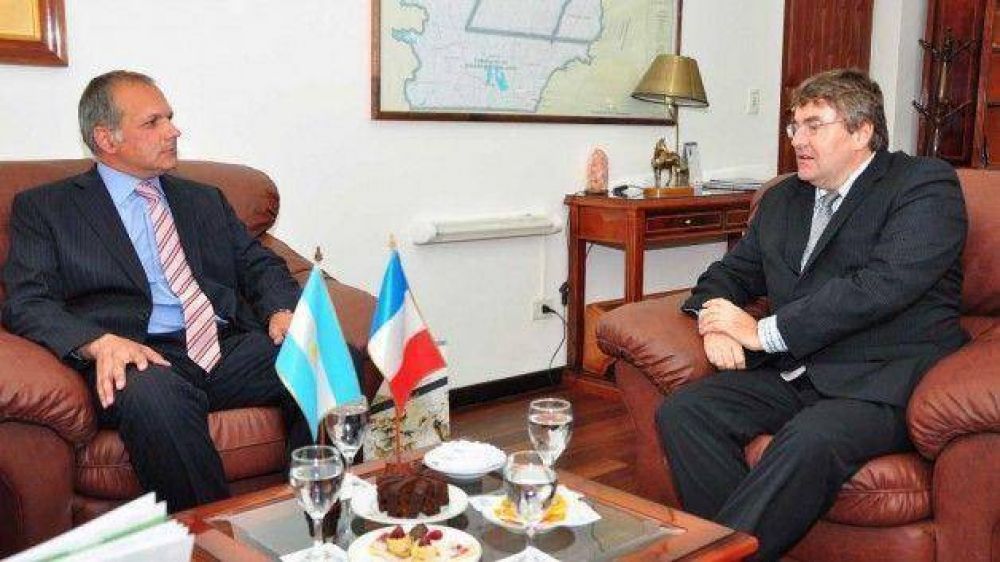 Buzzi recibi� al C�nsul General de Francia