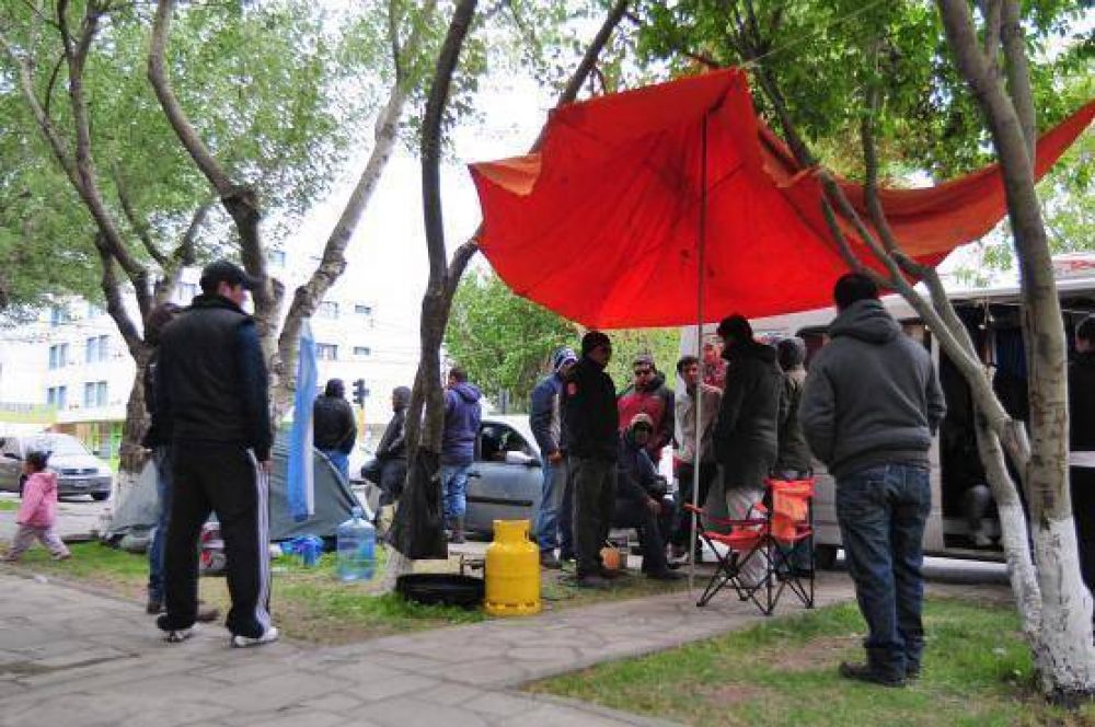 Petroleros acampan fuera de Casa de Gobierno