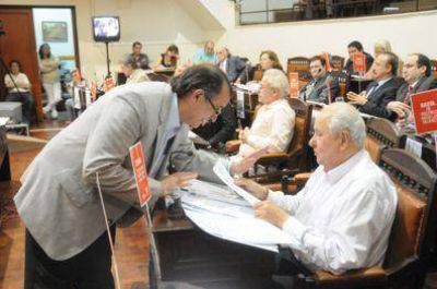 Con el acompa�amiento de ediles del Pro