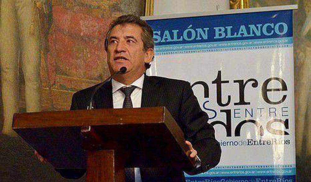 En la entrega de 500 microcr�ditos, Urribarri critic� el paro del martes