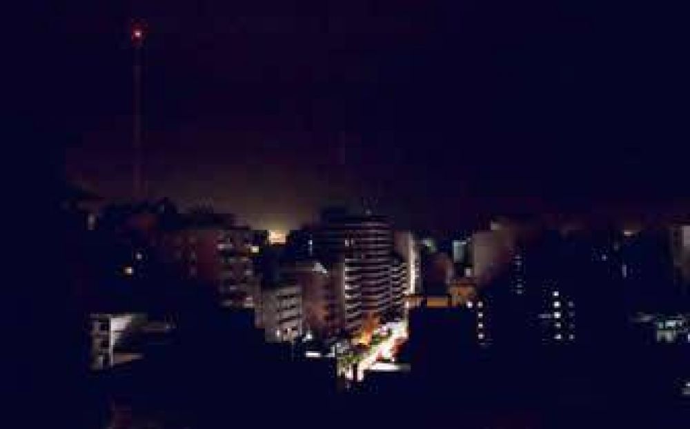 La capital se qued� sin luz por "un desperfecto de EDET" 