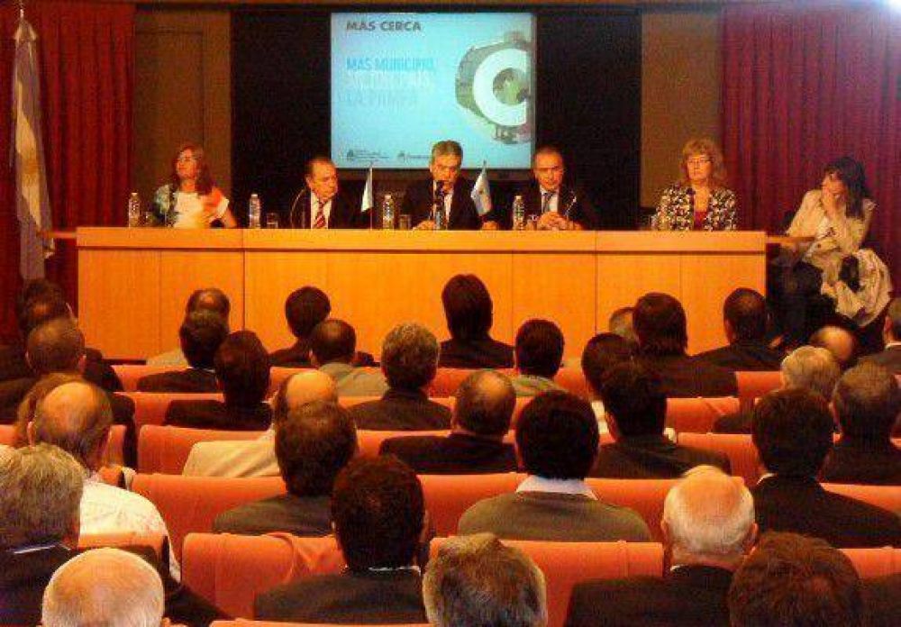 De Vido prometi� obras a 70 intendentes y le peg� al vernismo 