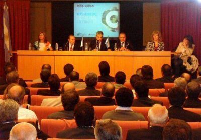 De Vido prometi� obras a 70 intendentes y le peg� al vernismo 