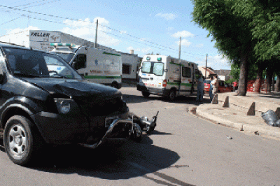 Muri� un motociclista en choque con camioneta 
