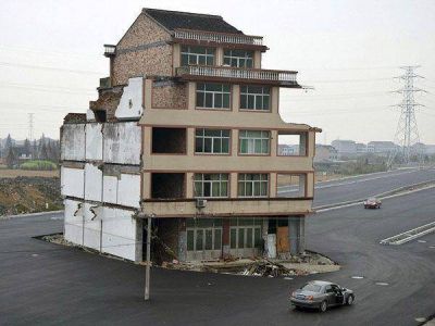 Se negaron a vender la casa y ahora viven en medio de la autopista