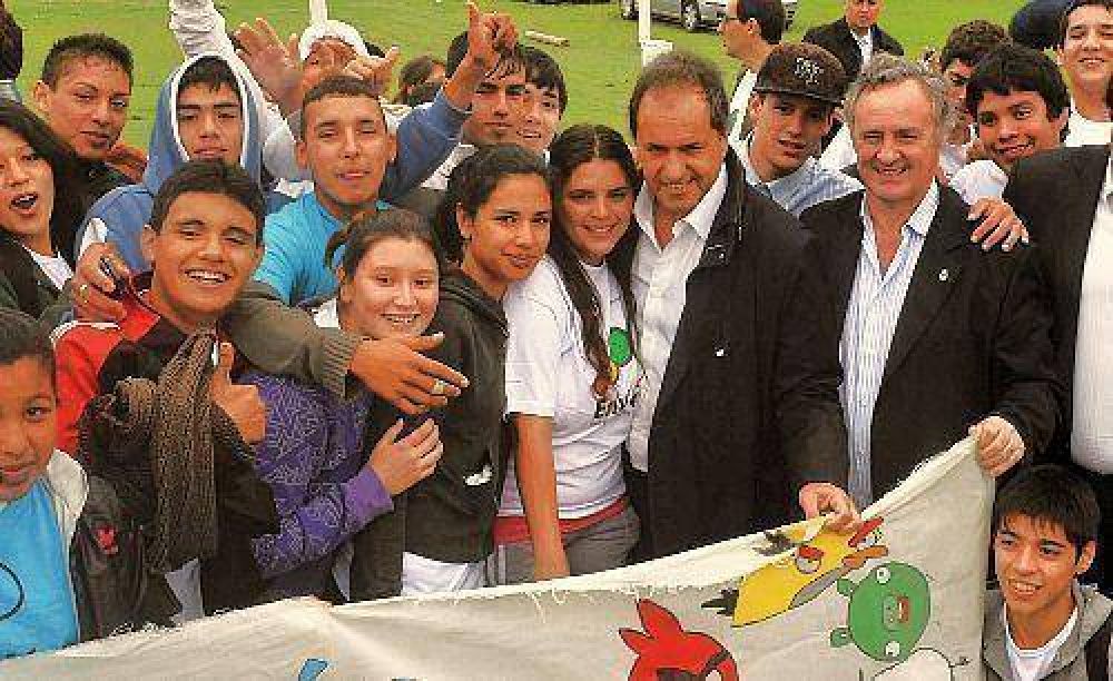 Scioli y De la Torre entregaron premios de las olimp�adas del Programa Envi�n