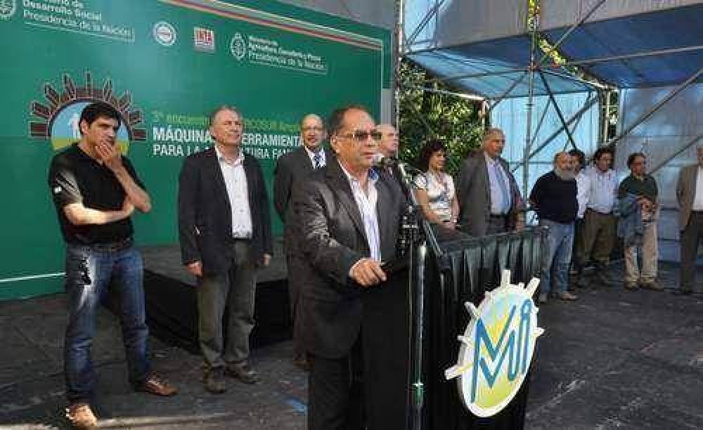Descalzo inaugur� exposici�n de tecnolog�a para la agricultura familiar
