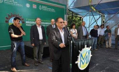 Descalzo inaugur� exposici�n de tecnolog�a para la agricultura familiar