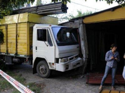 Un transportista muri� de un infarto e impact� de lleno en el frente de una casa particular de zona sur