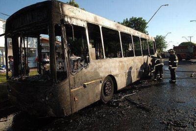 El fuego consumi� un colectivo de la L�nea 14