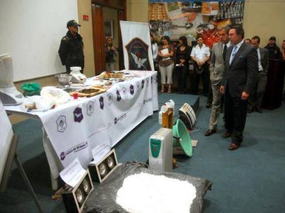 Desbaratan cocina de droga en Villa Itat�