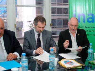 Se firm� un convenio en el INADI entre Quilmes y Arsenal