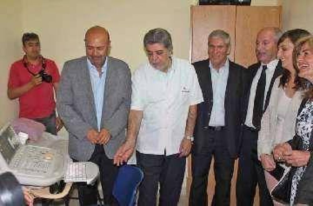Alonso entreg� ec�grafo al hospital Centeno rodeada de militantes de La C�mpora y de Unidos y Organizados