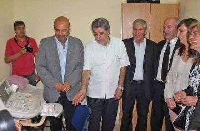 Alonso entreg� ec�grafo al hospital Centeno rodeada de militantes de La C�mpora y de Unidos y Organizados