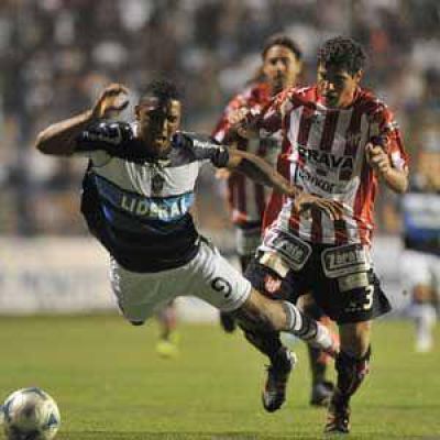 Dos penales fall� el Lobo, uno de su arquero e igual� en intenso 0-0