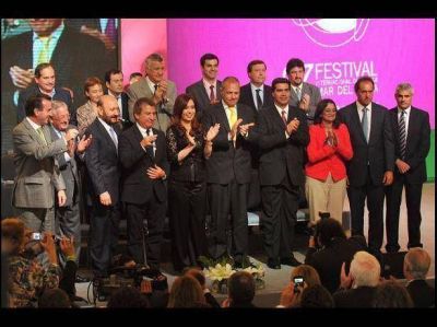 Cristina Fern�ndez entreg� a Urribarri una unidad de cine m�vil para Entre R�os