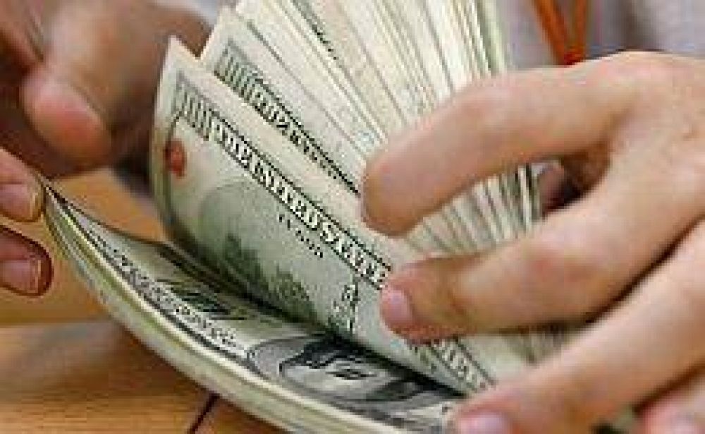 El d�lar cerr� a $ 4,83. El "blue" subi� a $ 6,46