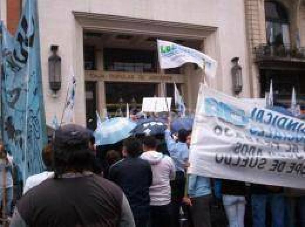 La Bancaria realiz� un abrazo simb�lico a la Caja Popular de Ahorros
