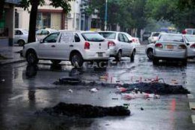 "Resistiremos", dicen los taxistas que acampan frente a la Municipalidad