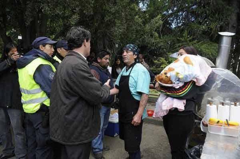Tenso intento de desalojo a choripaneros en el Centro C�vico