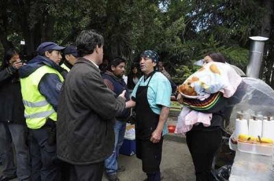 Tenso intento de desalojo a choripaneros en el Centro C�vico