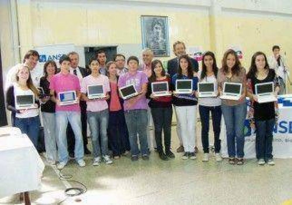 Los alumnos del CEM 5 recibieron sus netbooks 