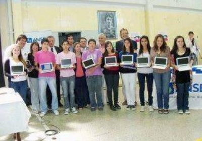 Los alumnos del CEM 5 recibieron sus netbooks 