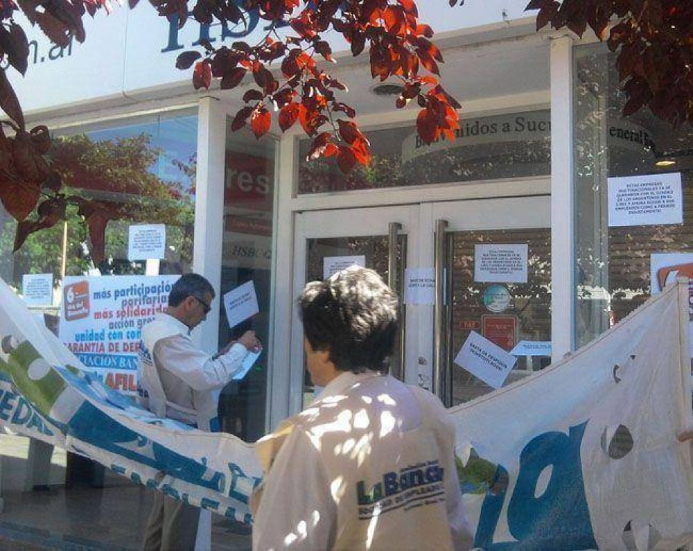 Bancarios protestaron en el centro de Roca