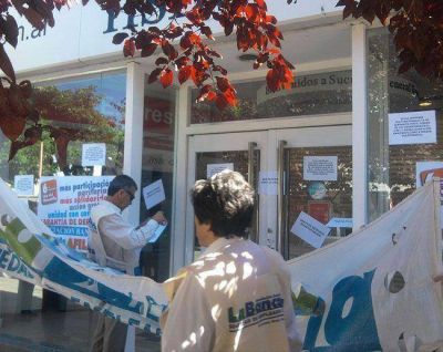 Bancarios protestaron en el centro de Roca