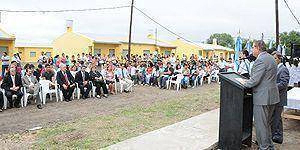 El gobierno entreg� 65 viviendas en Las Lomitas