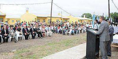 El gobierno entreg� 65 viviendas en Las Lomitas