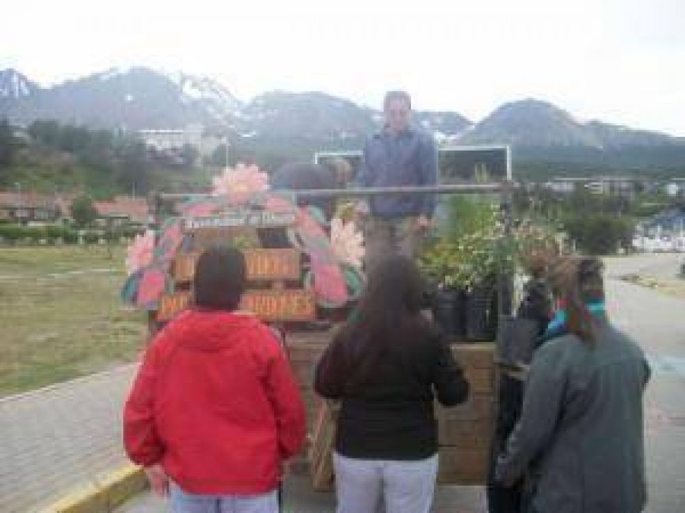 Comienza la entrega de kits de jardiner�a de Ushuaia Magn�fica.